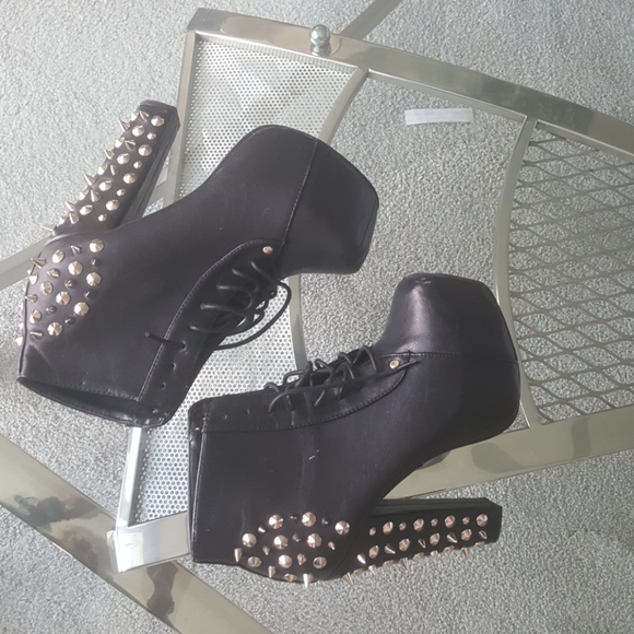 Glaze Shoes - Wowser. Studded platform. 7. Black.